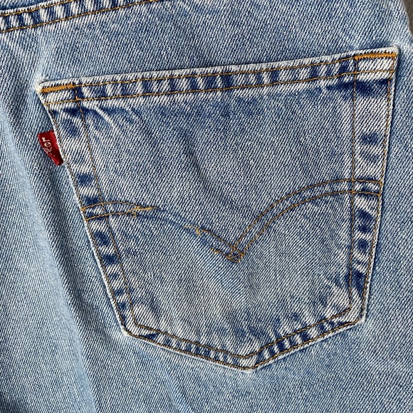 Vintage Levi 550 Relaxed Fit Light Wash Denim Blue Jeans Shorts Mens Size 36Wx8L - Picture 4 of 8